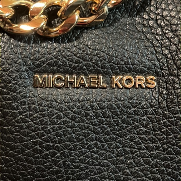 MICHAEL KORS BLACK GOLD SATCHEL HANDBAG/SHOULDER BAG VERY ROOMY NEW ADJ STRAP - Picture 2 of 15